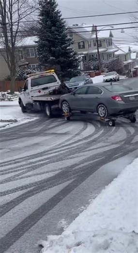 Tow Truck Loses Control While Towing on Icy Hill 🚨 Duluth, Minnesota — Tuesday, Winter 2025 Smartphone footage shows a tow truck slowly descending a steep, icy residential hill while towing a sedan. The tow truck brakes, but the sedan jackknifes, swings wide, and slams into a parked car, dragging the tow truck downhill. Emergency crews responded, and officials confirmed no one was injured. Icy road conditions were cited as the cause. What would you do if this happened on your street? This story