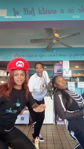 Happy Halloween 🎃 We Cupcake 🧁 108th & Crenshaw Quick ‘n Split💃🏻 | Quick N Split Burgers and Homemade Ice Cream