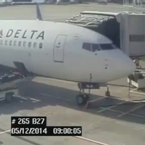 达美航空客机尾坐瞬间