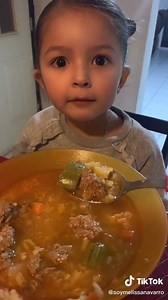 Engañando a la bendición pa' que coma 😬 | Telehit