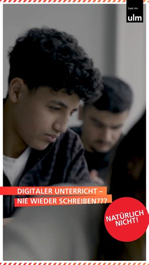 Wie digital sind Ulms Schulen wirklich? 🤖 Der Film der städtischen Abteilung Bildung & Sport gibt spannende Einblicke in Ulms Schulen: moderne Infrastruktur, interaktive Tafeln, Tablets und sogar Lernroboter. Möglich wird das durch starke Partnerschaften zwischen Stadt, Schulen und IT-Profis. 🤝✨ Beudetet dies nun, dass Schülerinnen und Schüler nie wieder schreiben? Natürlich nicht! Den Link zum Film findest du in unserer Bio! 🌐 | Stadt Ulm