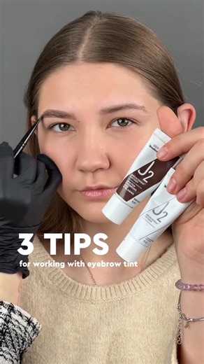 3 brow tinting tips that will save you time and give your client a flawless result 🔥 1️⃣ Look at the density and thickness of the brow hairs. Fine hairs absorb color faster, while thicker hairs take longer. 2️⃣ Apply the tint in stages instead of covering the entire brow at once. This helps you distribute the depth and intensity more evenly. 3️⃣ Check the shade as it develops. After a few minutes, gently lift the tint in the middle section of the brow to see how the color is progressing. These 