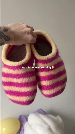 Finally made myself knitted felted slippers and a matching cardholder✨ In love with the color