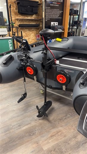 Boat Solution - Gold Baits on Instagram: "🚤 Découvrez notre 230 Premium 3.0 – Boat Solution France 🇫🇷 Un bateau entièrement personnalisé, pensé pour vos meilleures sessions sur l’eau 🎣🌊 ! ✨ Points forts : Toile gris orage Valmex 1,2 mm Plancher en bois marin ultra résistant Échosondeur Garmin STRIKER™ VIVID 4CV Support échosondeur avec tablette + 2 supports de canne orientables | Fasten Borika Système d’attache rapide Poseidon Moteur électrique Haswing Osapian – 55 lbs – 12 V Roues de halag