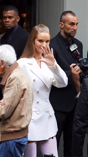 Eros on Instagram: "💥 Amazing @rosiehw 🔥💫📸 Palazzo Reale Milano Mostra @dolcegabbana Dal Cuore alle Mani !! Rosie Huntington-Whiteley è una supermodella, attrice e imprenditrice britannica nota per la sua carriera nelle passerelle (Victoria’s Secret, Burberry) al cinema, ha recitato in film come Transformers 3 e Mad Max: Fury Road, oltre a essere una figura influente nel mondo della moda e del lusso e partner dell’attore Jason Statham, con cui ha una famiglia. Professione: Supermodella (ex “