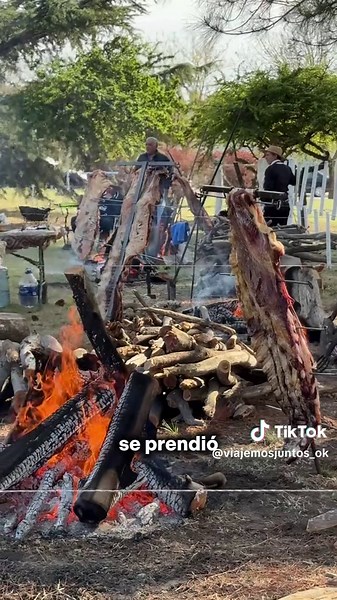🔥 DÍA 1 EN LA PAMPA: Llegamos a la Fiesta Nacional del Asador Criollo! 🥩🇦🇷 Arrancamos a recorrer esta increíble provincia y la primera parada fue Miguel Riglos, un pueblo hermoso de 2.500 habitantes que se vistió de fiesta. Presenciamos la 7° Fiesta Nacional del Asador Criollo, donde 33 parejas de distintos puntos del país se disputaron el primer puesto cocinando verdaderos costillares al asador. Fue un espectáculo único: desde el encendido del fuego, las vestimentas, las picadas tradicional