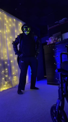 It’s okay to laugh at my leg, it’s supposed to! 😂 #darkhumor #amputee #masktok #cosplayer #groovy