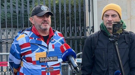 „To nebyl Tomáš, je to podvod!“ Příznivci zatčeného Čermáka měli dostaveníčko před ruskou ambasádou - Novinky