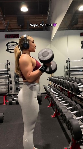 Female Gym TikTok: 20kg Dumbbell Curl Challenge