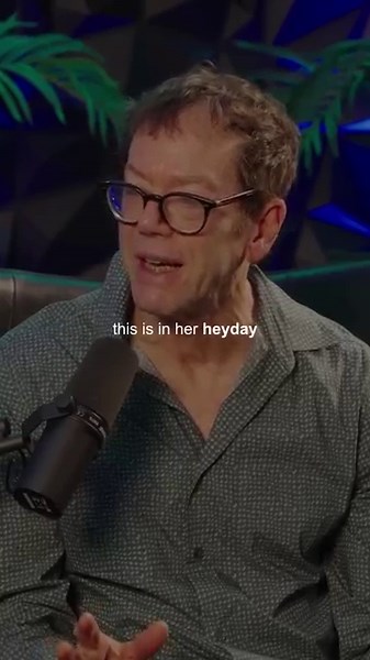 Marilyn Monroe's transformation: from troubled childhood to feminine icon