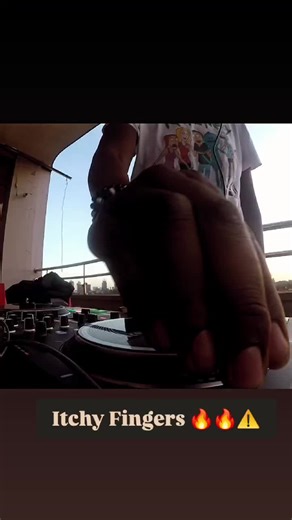 Mastering Turntables: 2026 Mix Techniques for DJs