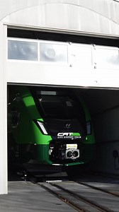 Jetzt auch in Action! 🎬🚆 Nach den ersten Fotos gibt’s die neuen CAT-Züge nun endlich in Bewegung zu sehen. 😻 Ab 2027 rollen neue, fünfteilige Doppelstockzüge des Typs KISS von Stadler über die Schienen und bringen noch mehr Komfort und Style auf der 16-Minuten-nonstop-Fahrt vom Flughafen ins Wiener Stadtzentrum. 💚 (c)CAT/Hummel | City Airport Train Vienna