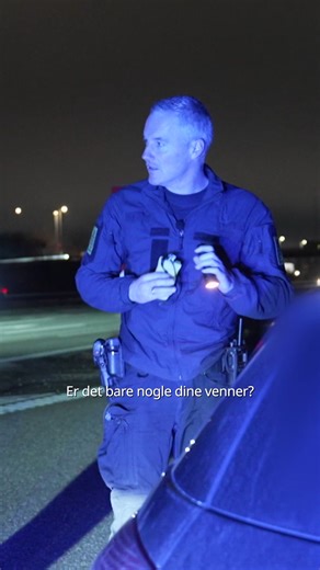 3 gutter uden seler i en bil de ikke ved hvem ejer, med en fører uden kørekort, der slår positivt ud på narkotesten for cannabis og der bliver fundet en plade hash ved førersædet 😳 Det går ikke stille for sig i premieren på Politijagt sæson 34, onsdag 20.00 på Kanal 5. | Kanal 5