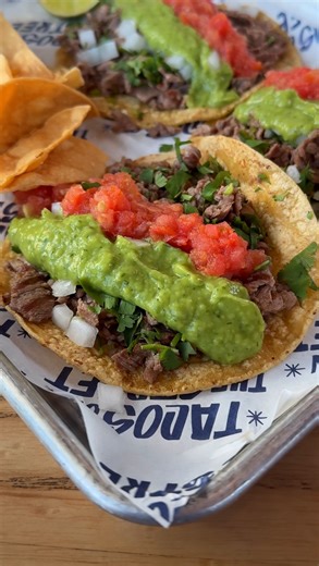 NEW street taco spot in San Antonio is serving thinly sliced beef charcoal-grilled just like they’ve done in Puerto Vallarta since 1993. @tacosonthestreet_us Handmade tortillas, real charcoal flavor, and simple toppings that let the carne asada shine. Choose from tacos, quesadillas, tostadas, mulitas, or vampiros, plus their standout maneados beans. Grab a Jarritos, a chamoy drink with Twang, or finish with a Van Leeuwen Ice Cream sundae. @jarritos @vanleeuwenicecream @twang_official If you’re l