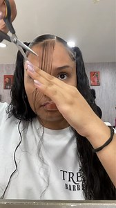 3.7M views · 7.3K reactions | mis amores , un truquito para las que no tienen baby hair y con algunos peinados se sienten frentonas , también si tienen entradas pueden jugar con sus cabellos , siempre me e cortado el pedacito de cabello así, nunca e tenido problemas y si te peinas no se caen ya que puedes aplastarlos con el gel | Trenzas Barranquilla | Facebook