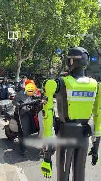 Hangzhou’s ‘robocops’ direct tourist traffic