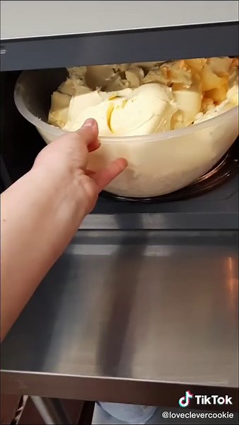 making a huge batch of blondies to stuff into cookie pies 😍😜😛#blondies #baking #food #tutorials #postalcookies #traybake #cookiebars #cookie