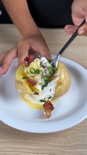 Pomme de terre farcie crémeuse au micro ondes | Manuel de Recettes