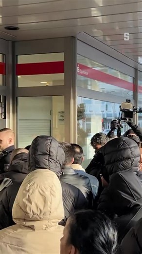 In einer Sparkasse in Gelsenkirchen gab es einen spektakulären Einbruch: Über ein Parkhaus haben Täter ein Loch in die Gebäudewand gebohrt, sind in den Tresorraum vorgedrungen und haben zahlreiche Schließfächer geplündert. Zurück bleiben ein riesiges Loch und Kunden, die um ihr Erspartes bangen. SPIEGEL-Redakteur Lukas Eberle war vor Ort und hat mit Menschen gesprochen, die verzweifelt versuchen, an ihre Schließfächer zu kommen. Die Polizei gehe aktuell ersten Hinweis nach. Alle Entwicklungen le