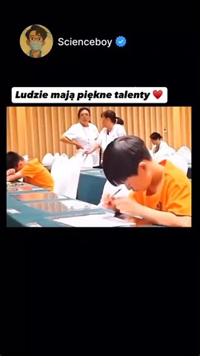 Marcin Pozytywnie24h on Instagram: "Czy ja potrafiłbym w kilkanaście sekund policzyć tak duże działanie? 🤯 Pewnie nie. A są dzieci, które potrafią — i to nie dlatego, że „są geniuszami z kosmosu” 🚀 To efekt plastyczności mózgu 🧠, ciekawości, odwagi do próbowania i… wsparcia dorosłych 🤍 Każde dziecko rodzi się z ogromnym potencjałem ✨ Jedno szybciej liczy 🔢, inne ma świetną koordynację 🤸, słuch muzyczny 🎶, wyczucie emocji 💛 albo niesamowitą pamięć ruchową 🧩 Talent to nie wyścig 🏁 Talent