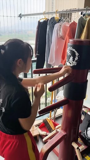 God Statham 郭达斯坦僧 on Instagram: "木人桩训练🥋 Follow @godstatham For More！ #kungfu #wushu #martialarts #wingchun #kungfugirl #боевыеискусства #Artesmarciales"