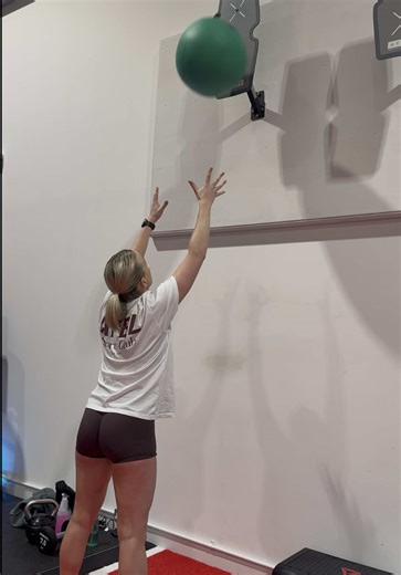 Just a running girl trying to love the gym - join me on a journey of building my confidence & strength 💪🏼 So many of you girls have asked me what I do in the gym so I’m finally starting my new series, showing you girls how I’m building my confidence and strength in the gym. I’m still nervous in the gym but I’m pushing myself out of my comfort zone!!✨ Wearing all @AYBL - I live in the AYBL pieces for gym & running, I absolutely love them 🩷 Workout of the day: 300m row 30 x wall balls 300m ski 