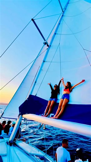 KIANA TOM 💪🏼🌴 FITNESS EXPERT on Instagram: "2025 Best Year Ever! Feeling nostalgic, I decided to do a 2025 recap for me—it was truly like 3 years packed into 1, one of the best years of my life!💖 I’m sharing it in 4-month chapters because it was so full of adventures, milestones, and memories. I do this for me, so I can remember it forever, and I love sharing it with all of you. January–April highlights: sunsets in Cabo, rooftop dancing, sipping mocktails, farm-to-table meals, mother-daughte