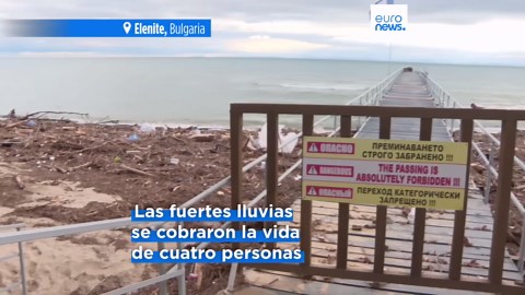 La localidad costera de Elenite, Bulgaria, intenta recuperarse de los daños por las inundaciones