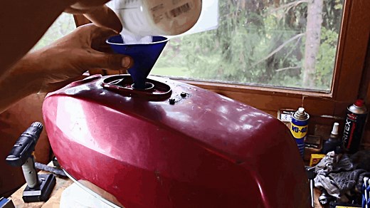 Tank entrosten mit Citronensäure beim Mofa und Moped