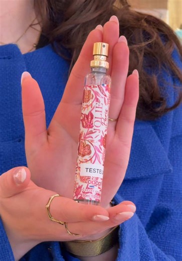 Nouveau parfum Jolie Paris disponible en boutique mercredi 18 février En note il y a de la Pêche, accord floral, vanille et bois précieux 🤠 #adoptparfumfrance #pourtoii #fyp @Adopt Parfums