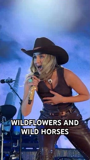Lainey Wilson performs 'Wildflowers and Wild Horses' in Laughlin, NV at Laughlin Events Center