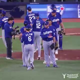 Victory formation!Dodgers x @Yaamava