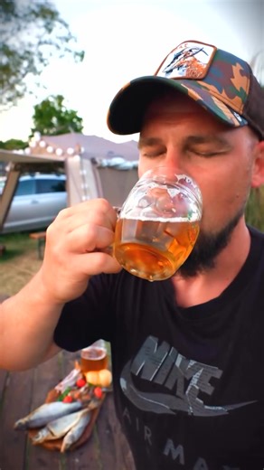 The perfect outdoor snack combo: cold beer, dried fish, cheese, and fresh veggies. Simple, rich flavor and pure relaxation vibes — the kind of snack men respect 😎🔥 Fresh air, good company, and a classic treat that always hits right. #fish #snack #beer #outdoor #food #asmr #cooking #dryfish | SNAPSHORTS TV
