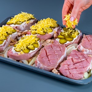 111K views · 2.5K reactions | Cotlet la cuptor. Acum inteleg de ce gospodinele alearga dupa aceasta reteta! Ingrediente: ceapă - 500 g ciuperci - 200 g cotlet - 500 g sare - 5 g piper negru - 3g maioneză - 100 g boabe de muștar - 20 g castraveți murați - 100 g cașcaval - 150 g Dimensiunea tăvii 24 X 30 cm LA CUPTOR 180 ˚C/25 MIN | Cookrate - Romania | Facebook