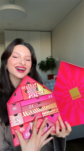 Hai să vedem ce conține calendarul advent de la Avon 🎄 Calendar Advent - 2799 MDL Mai sunt câteva zile în care poți comanda Calendarul Advent Avon și să începi să deschizi cutiuțele magice în primele zile ale lunii decembrie! 🎁 ✨ Descoperă mai multe produse de sărbători în Broșura Avon pe www.avon.md. | Avon