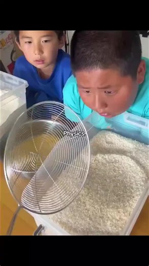 Voilà ce qui arrive quand on laisse la physique faire son truc • Les enfants qui tamisent/soufflent de la poudre : ça montre la pression de l’air ou l’écoulement des particules. • Piquer dans le slime blanc : fluide non-newtonien (ex. mélange maïzena/eau) qui durcit sous l’impact mais coule autrement. • Poids empilés sur une balle : démontre la stabilité, le centre de masse ou la répartition des pressions. • Avions : aérodynamique et portance. • Verser un liquide : viscosité et dynamique des flu