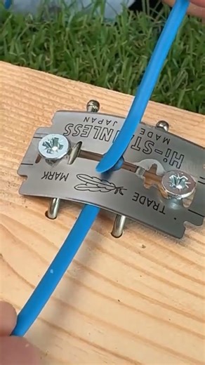make a cable cutting tool using a razor blade #shortvideo