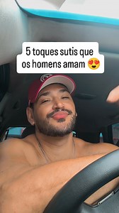 Aqui vão 5 toques inocentes que os homens costumam gostar muito — simples, sutis e cheios de efeito: 1. Mão no braço enquanto conversa Um toque rápido no antebraço ou bíceps passa proximidade e interesse sem dizer uma palavra. 2. Ajustar a roupa dele Arrumar a gola da camisa, o relógio ou tirar um fiapo do ombro cria conexão e intimidade natural. 3. Toque leve nas costas ao passar Especialmente ao cumprimentar ou se despedir. É discreto, mas marcante. 4. Segurar o rosto por um segundo Pode ser n