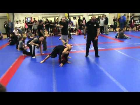 BJJ Girl Does The Triangle Choke