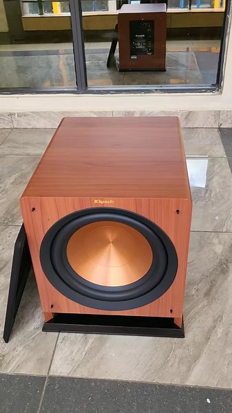 Klipsch R-112SW SUBWOOFER Get ready to be moved. The Reference R-112SW subwoofer lets you feel the impact of your favorite music and movies rather than just hearing them. In fact, its rich, full deep bass will shake you up as soon as you push play. Features: 🔘12