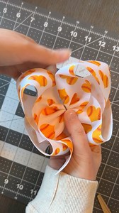 Softball bows 🥎 (Giveaway) Leave a comment 👇🏻 (that's it) Additional entry for sharing this video 💕 ends Thursday, Feb 29th #hairbows #diybows #hairbowtutorial #softballribbon #softballhairbows #softball #howtomakebows #mommycraftsalot #crafty #diy #ribbon | Mommy Crafts A lot
