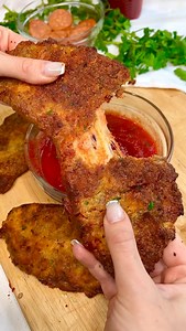 🍕 ZERO CARB PIZZA CALZONES ↓ When the macros align perfectly with your cravings… 👀 You don’t have to give up you love to eat “healthy.” I’ve lost 15 lbs (7 kgs) without sacrifice, before I learned how to turn my favorite cravings into simple, satisfying meals like this! 🔥 Grab my cookbooks with OVER 230 easy, healthy recipes available on my profile‼️ Virtually no carbs, super low fat, low calorie, packed with protein, and all that deliciousness? This recipe is a win! 🥳 • #highprotein #mealpr