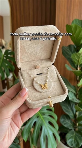 Colar com inicial perfeito para mulheres: tendência e como usar