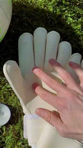 The unique secrets behind professional goalkeepers ! Finger save