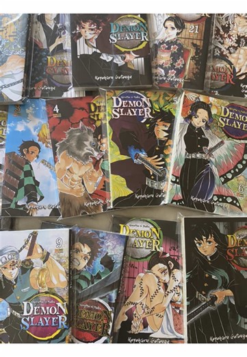 Pra ser justa melhorou de quando era 12/16 mas NÃO faz sentindo o preço praticamente dobrar em tão pouco tempo e não mudar NADA a qualidade (é uma puta palhaçada pagar quase 50 conto no manga e ele não entregar o mínimo, Obv que não tô falando de todas as publicações, mas orange msm (que apareceu no vídeo) a edição que comprei faz anos por 16 reais tava em melhor estado que os volumes atuais que vieram com erros de impressão). Inclusive voltem a por preços nos mangás gosto de me torturar vendo o