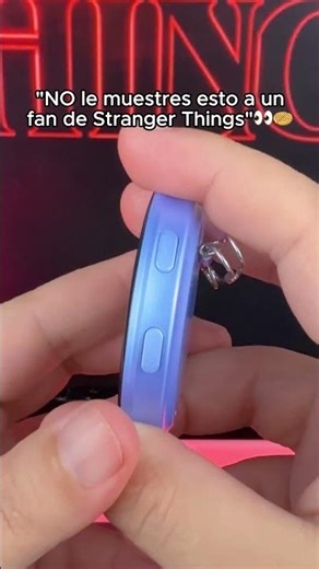 Si eres fan de Stranger Things y te flipa llevar lo que amas siempre contigo, este pin es para ti.