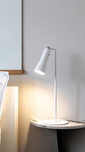 So minimalistisch und modern.💡 Diese magnetische Lampe ist vielseitig einsetzbar und auch optisch auf jeden Fall ein Hingucker. Ganz einfach aufladbar mit USB-Kabel und mit drei versch. Helligkeitsstufen. Jetzt neu für 9,99€ in den Märkten entdecken. #thomasphilipps #thomasphilippsdeutschland #derdiscounterfürheimundgarten #haushalt #lampe #lights #beleuchtung | Thomas Philipps