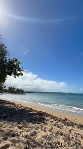 Sentado aquí, frente al mar, uno entiende algo bien claro: las olas no se cansan, aunque vengan una tras otra. 🌊 Así mismo es la vida. Hay días tranquilos y otros fuertes, pero todos pasan… y todos nos forman. Si hoy estás cansado, respira. Si hoy estás dudando, confía. Si hoy sientes que no avanzas, recuerda que incluso el mar parece quieto… pero nunca deja de moverse. Dios renueva fuerzas en silencio, como esta brisa que no se ve, pero se siente. 🙏 No te quites. Sigue firme. Tu momento tambi