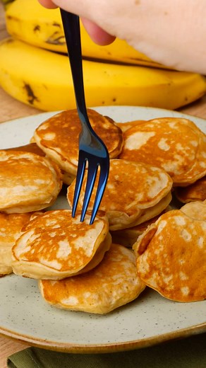 Aprenda a fazer mini panquecas de banana, saudáveis, fofinhas e perfeitas para o café da manhã ou lanche. Receita simples e irresistível! #MiniPanqueca #Banana #ReceitaSaudável #CaféDaManhã | Cook'n Enjoy