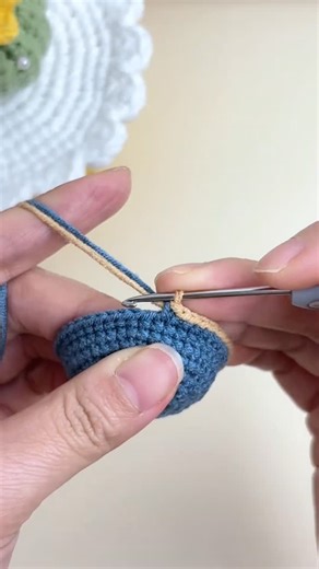 MiniCrochet Hub 🧶 on Instagram: "Short needle seamless thread replacement Follow for more crochet tips and goofy moments! #crochetideas #crochetforbeginners #crochetstitch #crochettips"